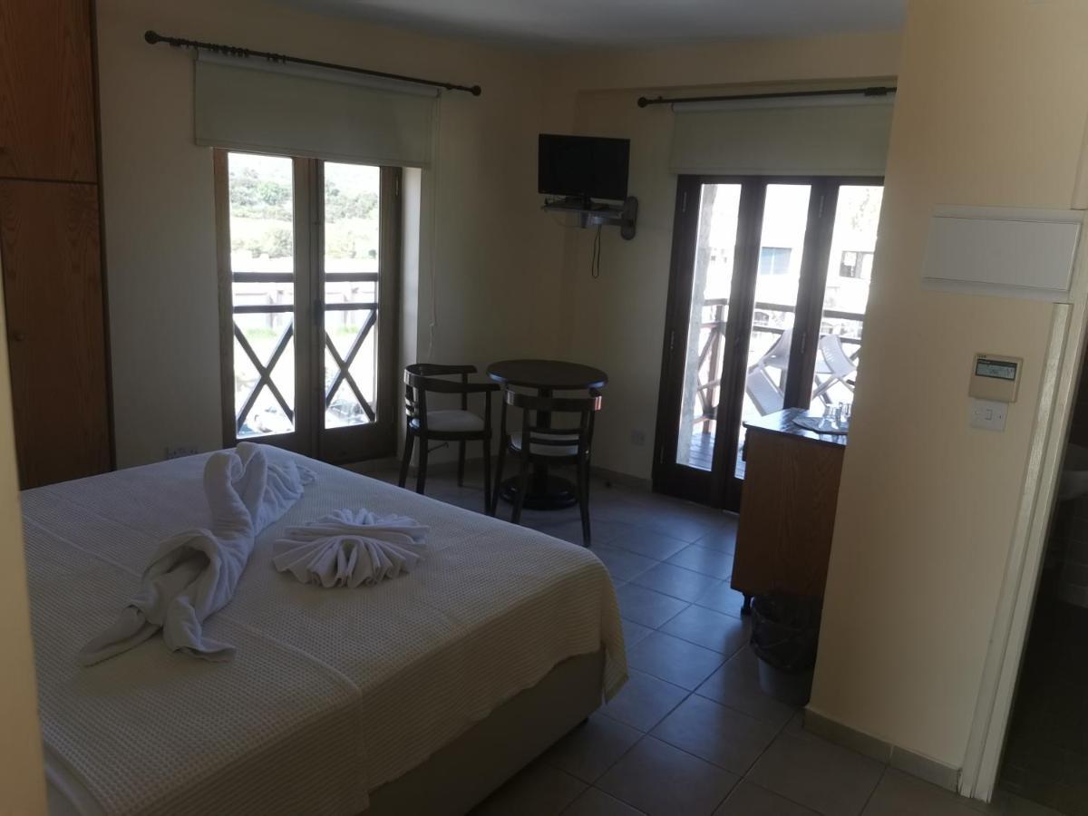 Y & P Latchi Hotel Luaran gambar
